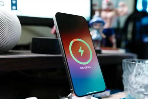 礼县苹果15换屏服务分享用什么充电器给iPhone15充电更好 